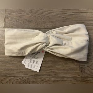 ⭐️Lululemon Ribbed Nulu Twist Front Headband in Bone⭐️